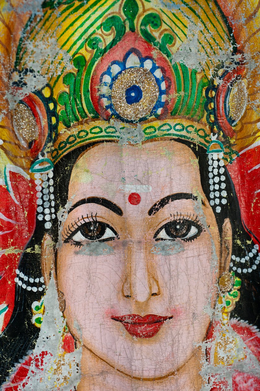 श्रीलंका के ईस्ट कोस्ट में तिरूकोविल गाँव में एक मंदिर की दीवार पर एक हिंन्दू देवी की पेंटिंग। 29 मई 2010। द्वारा अज्ञात