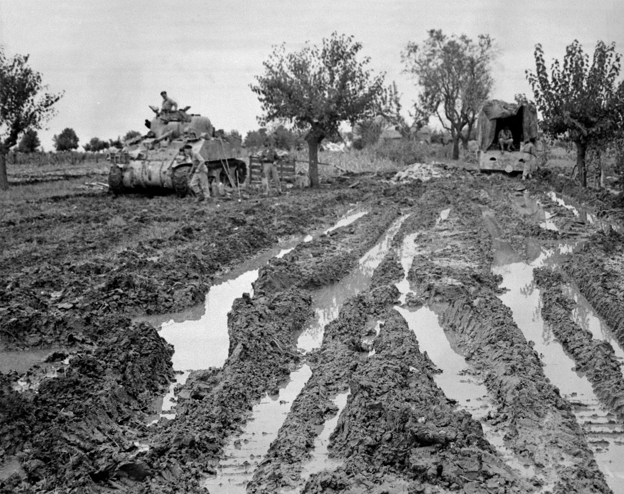 शर्मन टैंक और मैला इलाके में एक लॉरी, इटली, c.1943-45, कमांडो एसोसिएशन द्वारा संकलित 650 तस्वीरों के संग्रह से द्वारा अमेरिकी फोटोग्राफर