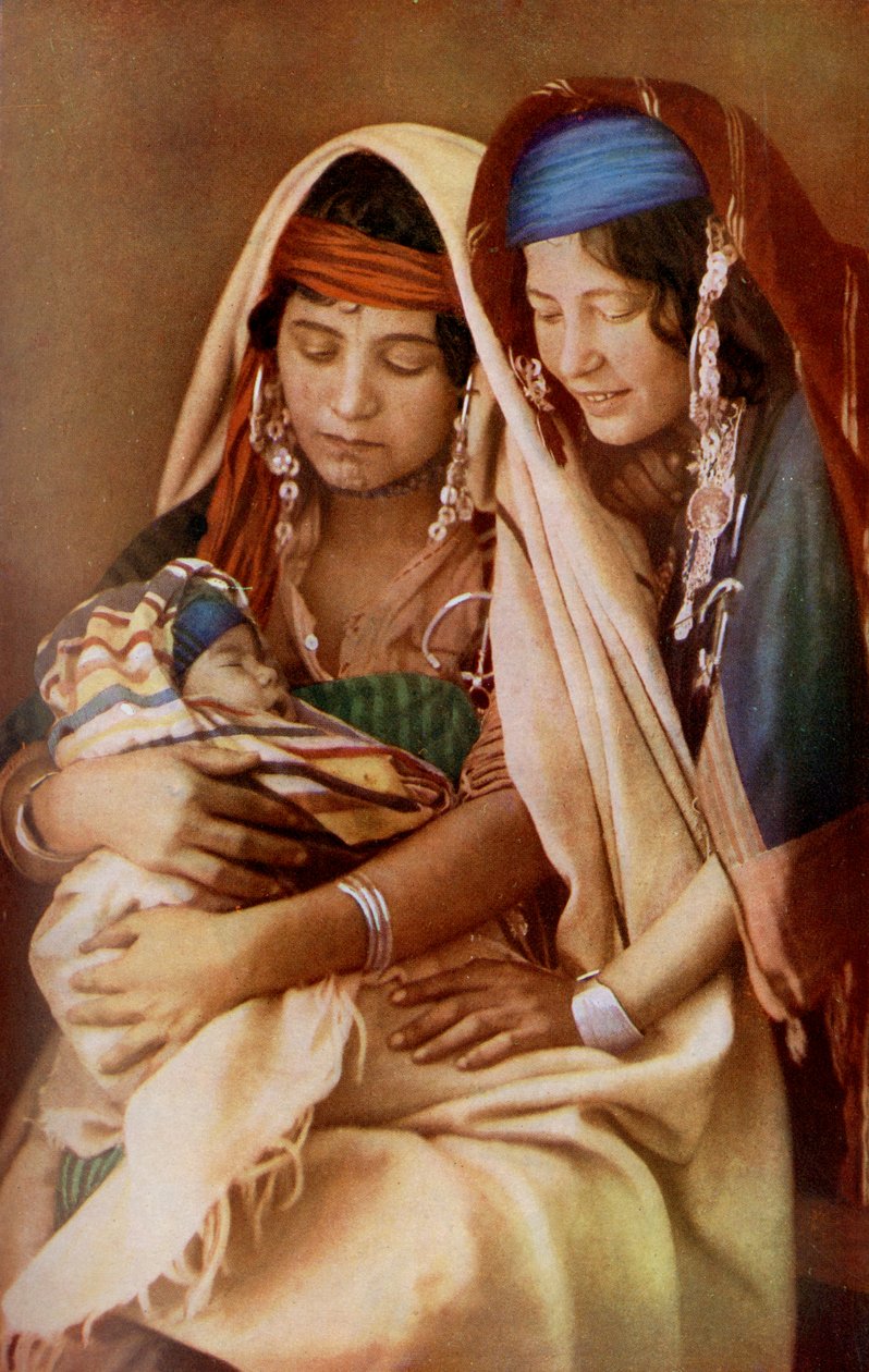 अफ्रीका। एक नवजात शिशु के साथ दो बेडूइन महिलाएं। 1920 द्वारा अज्ञात