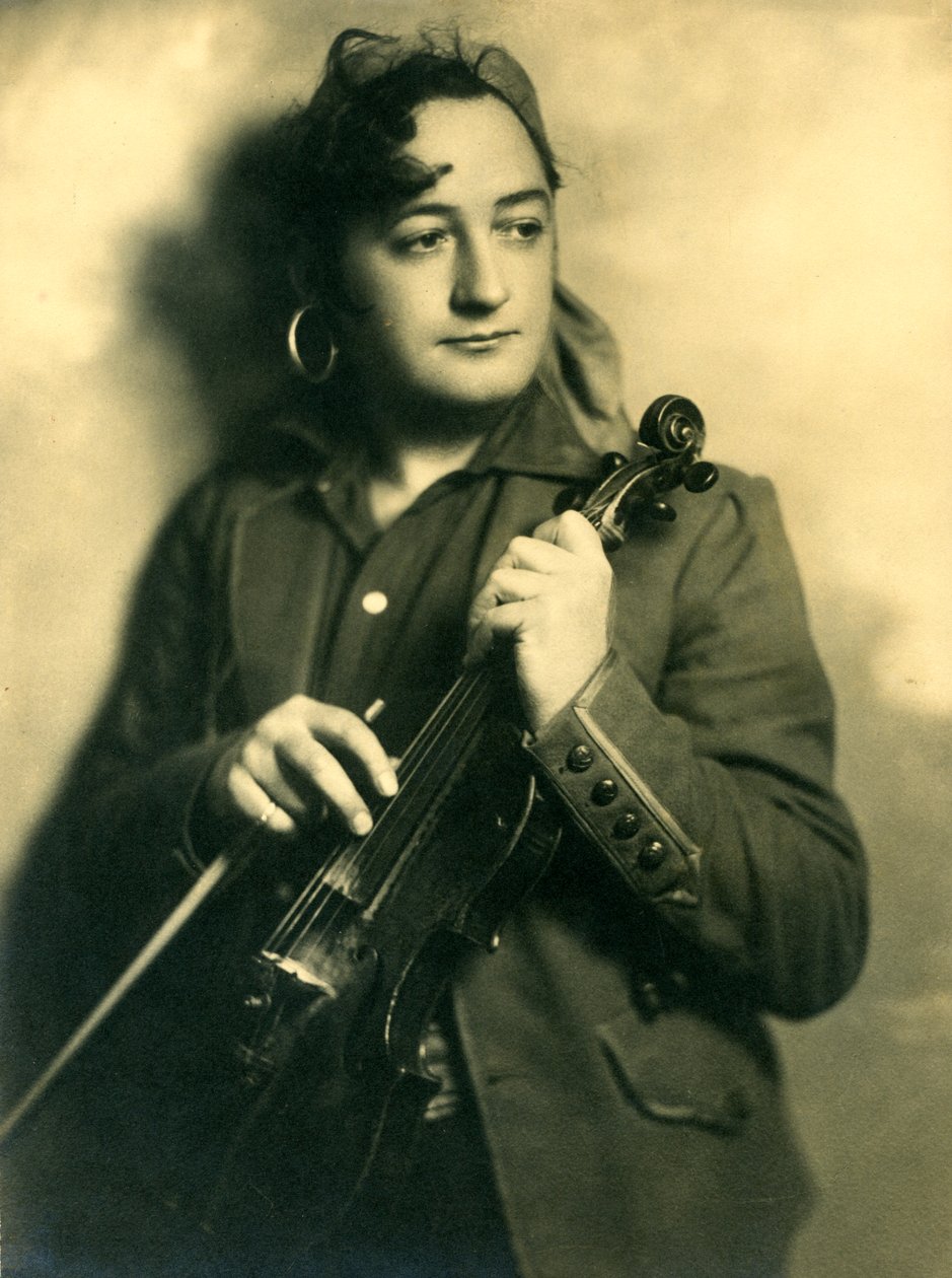 अल्फ्रेड गिल एक वायलिन पकड़े हुए, c.1933 द्वारा अज्ञात