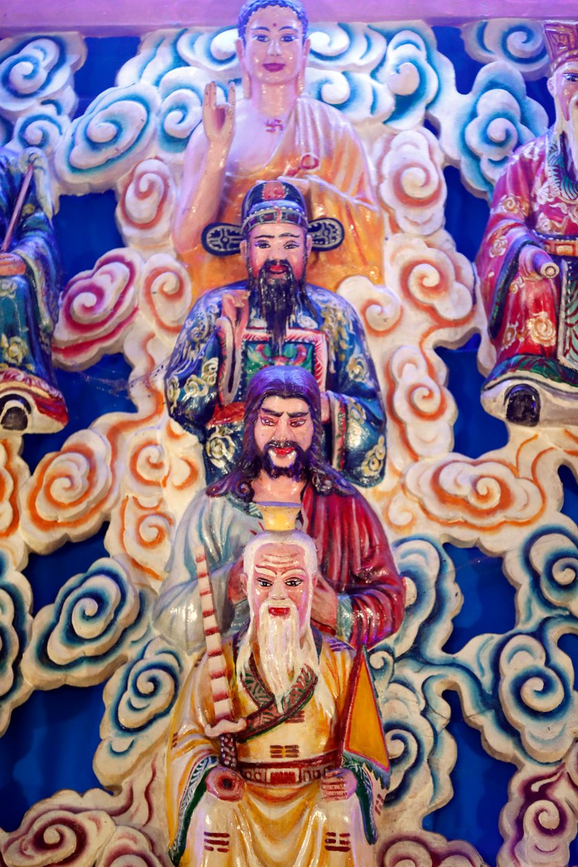 काओ दाई मंदिर, लाओ त्सू, जीसस, बुड्ढा और कन्फ्यूशियस, फु क्वोक, वियतनाम द्वारा अज्ञात