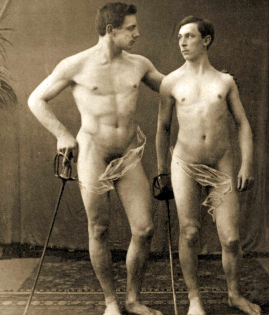 फ़ेंसर्स पोज़िंग, c.1910 (सीपिया फोटो) द्वारा अज्ञात