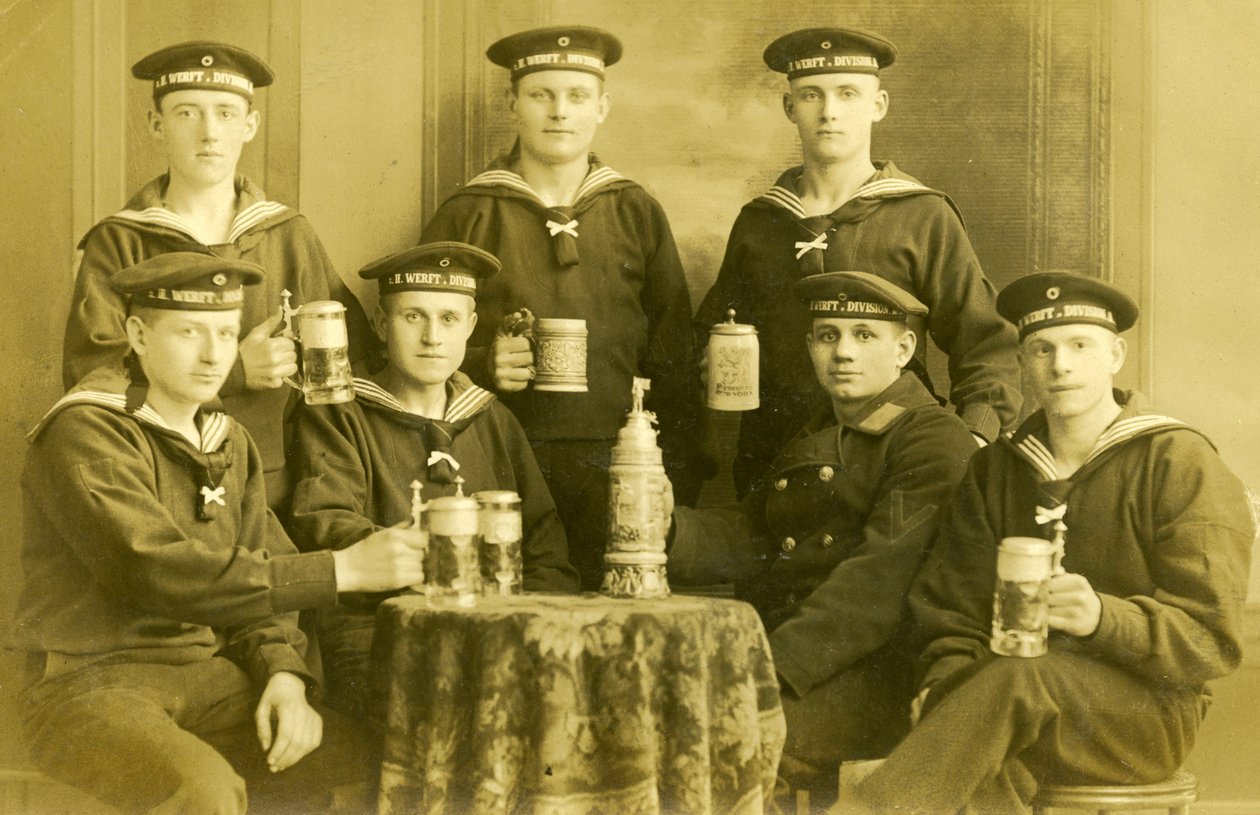 जर्मन WW1 इंपीरियल नेवी मेरिनर्स बीयर पीते हुए, c.1914 द्वारा अज्ञात