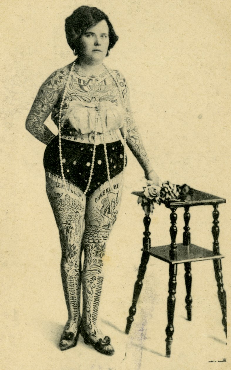एनी फ्रैंक का चित्रण, द टैटूज लेडी, c.1910 द्वारा अज्ञात