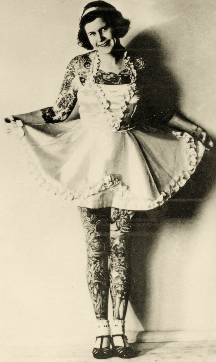 एक टैटू वाली महिला का चित्र, c.1946 (सीपिया फोटो) द्वारा अज्ञात