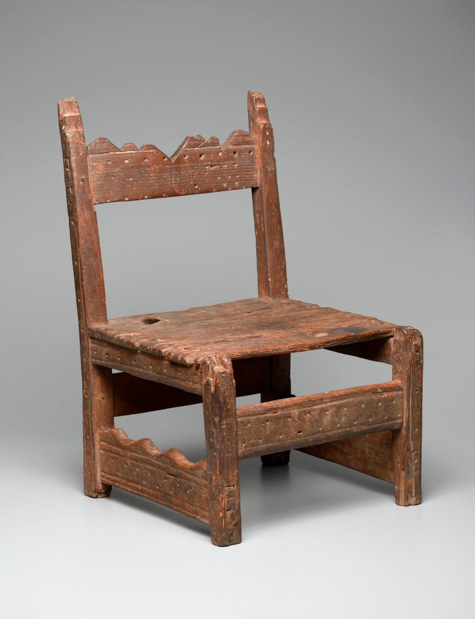 न्यू मैक्सिको से ज़ुनी कुर्सी (tsem-pai-yai-nai), c.1850 (लोहे की लकड़ी के साथ सना हुआ लकड़ी) द्वारा अमेरिकी स्कूल