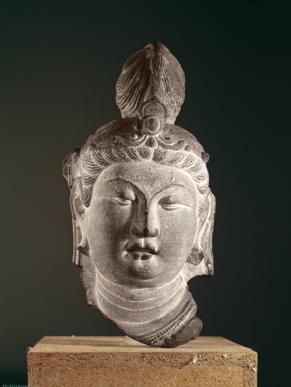 बोधिसत्व के प्रमुख, तांग राजवंश (618-907), c.710 (बलुआ पत्थर और वर्णक) द्वारा चीनी स्कूल