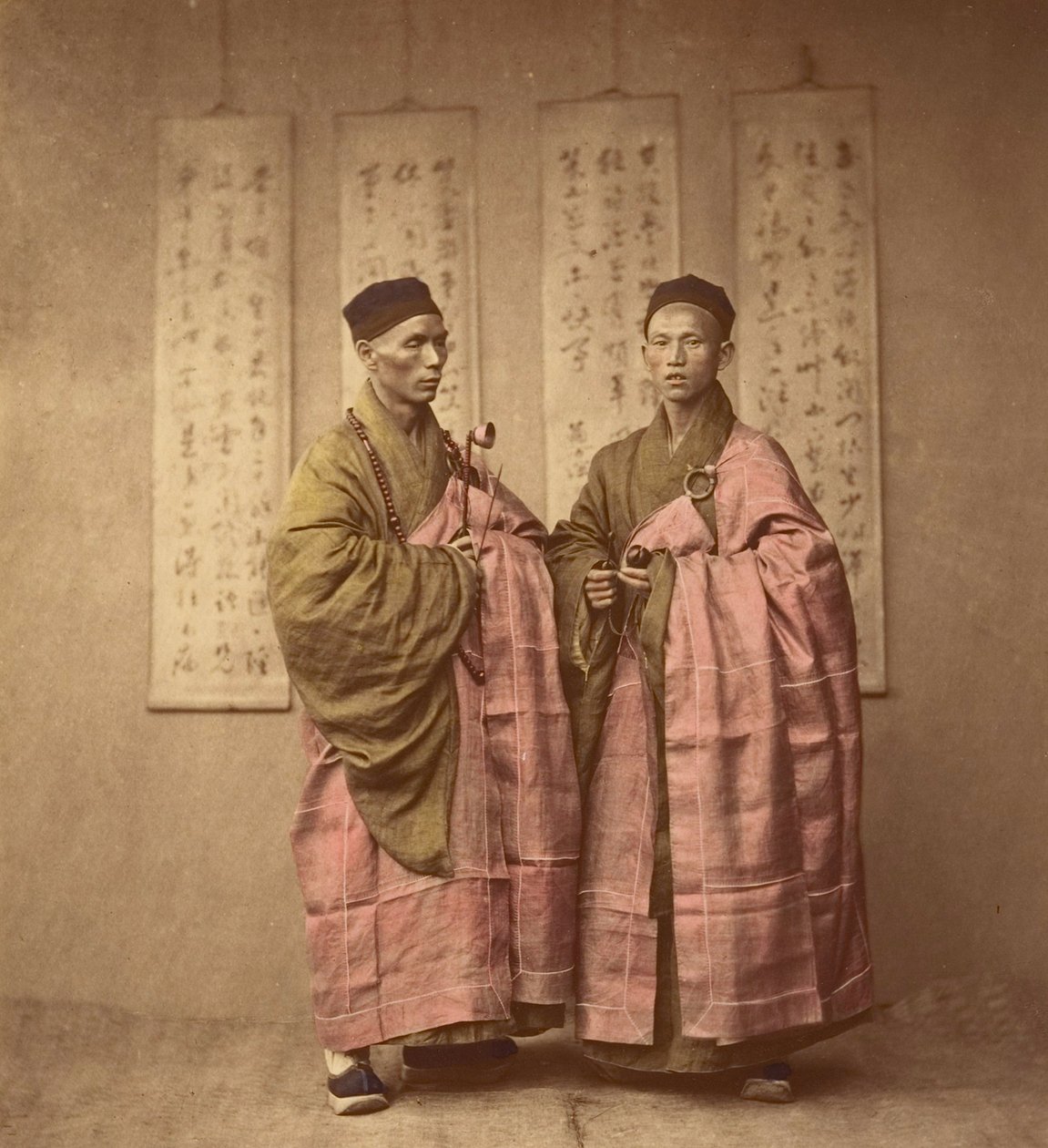 पिंक रॉब्स में दो पुरुष। c.1870 (एल्बम प्रिंट) द्वारा चीनी स्कूल