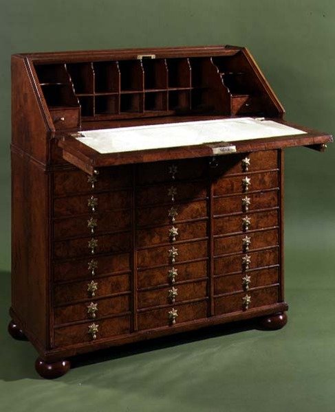 छोटे दराज के साथ ब्यूरो, खोला, c.1710 (अखरोट) द्वारा अंग्रेजी स्कूल