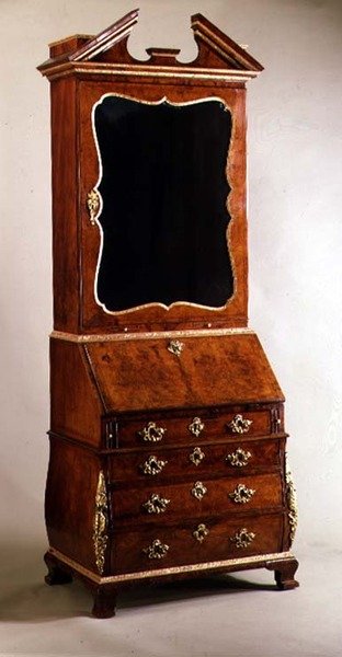 जॉर्ज I ब्यूरो ब्यूरो ऑफ़ बॉम्बे साइड्स, c.1720 (अखरोट और पार्सल गिल्ट) द्वारा अंग्रेजी स्कूल