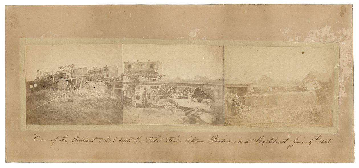 1865 में स्टेपलहर्स्ट ट्रेन दुर्घटना का मोंटाज (कार्ड बैकिंग बोर्ड पर एक साथ तीन सेपिया टोंड तस्वीरें एक साथ घुड़सवार) द्वारा अंग्रेजी स्कूल