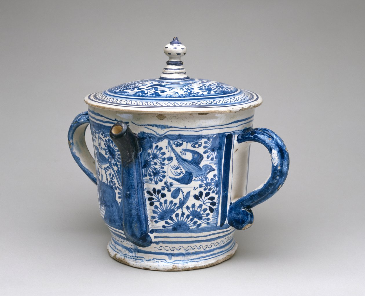 पोसैट पॉट और कवर, c.1632 (टिन-चमकता हुआ मिट्टी के बरतन) द्वारा अंग्रेजी स्कूल
