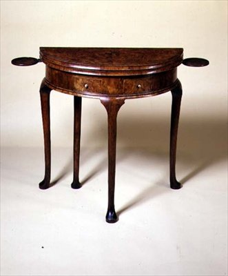 पैड पैरों के साथ रानी ऐनी कार्ड टेबल, 1710 (अखरोट) द्वारा अंग्रेजी स्कूल