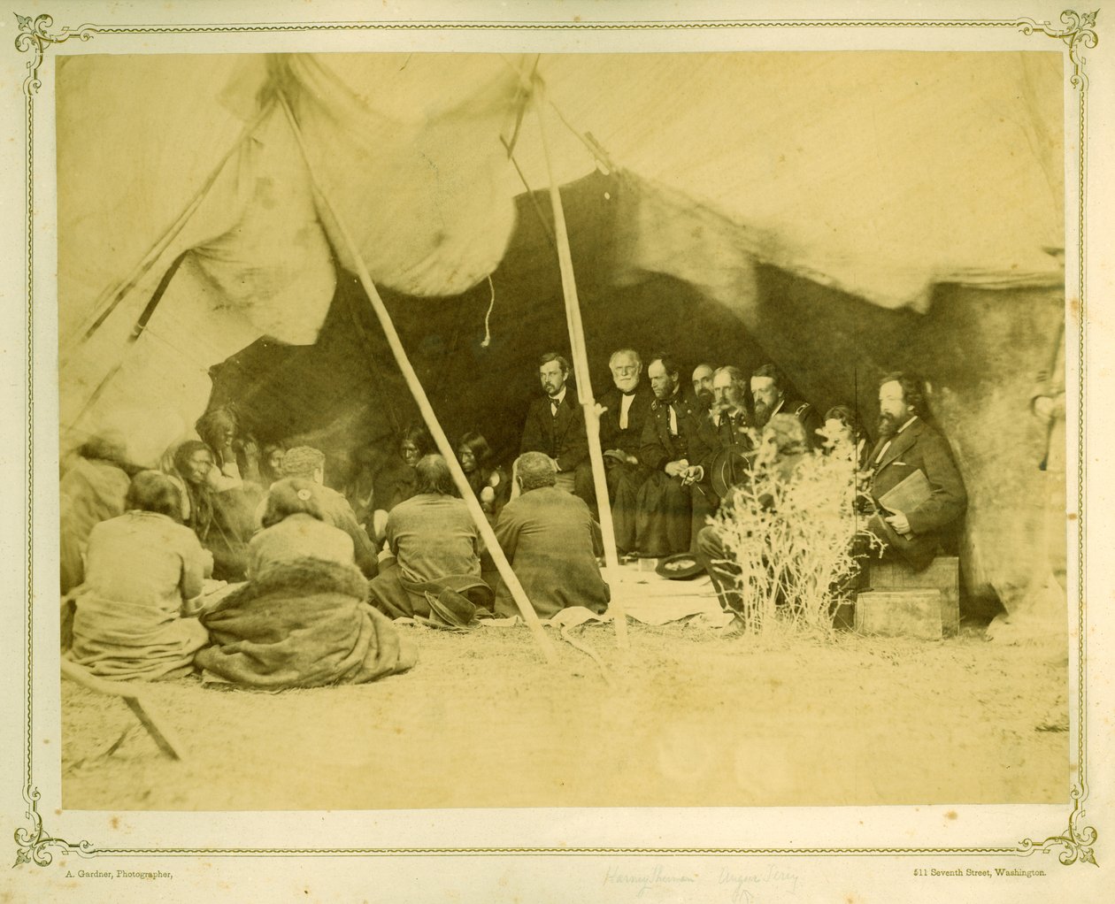 अरापोह और चेयेनेस के साथ परिषद में आयुक्त, 1868 (एल्बम प्रिंट) द्वारा अलेक्जेंडर गार्डनर