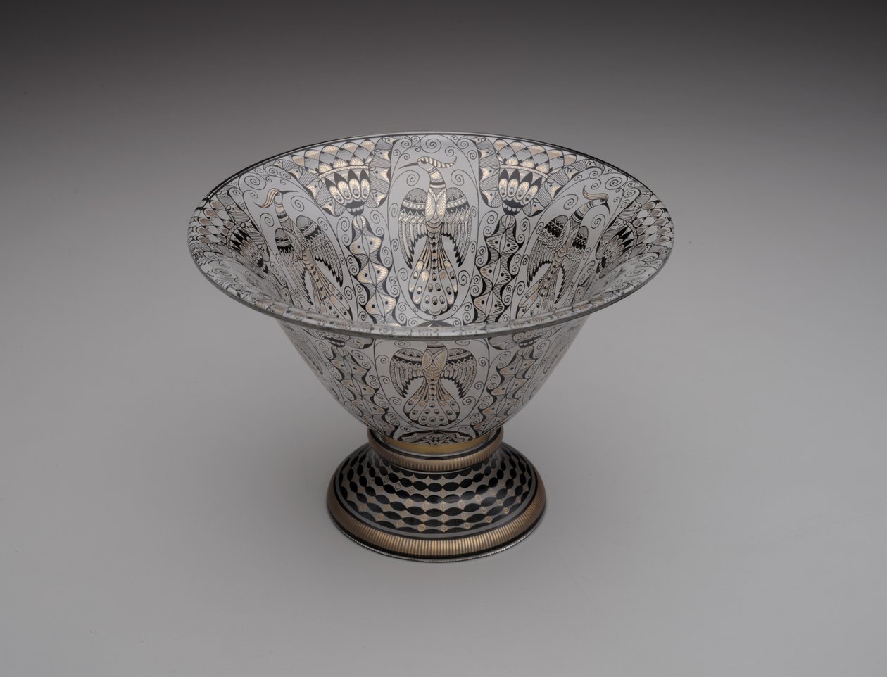बाउल, c.1914-15 (तामचीनी, सोने का पानी चढ़ा, और ब्रोंज़ाइट-फिनिश ग्लास) द्वारा अल्फ्रेड वाल्टर