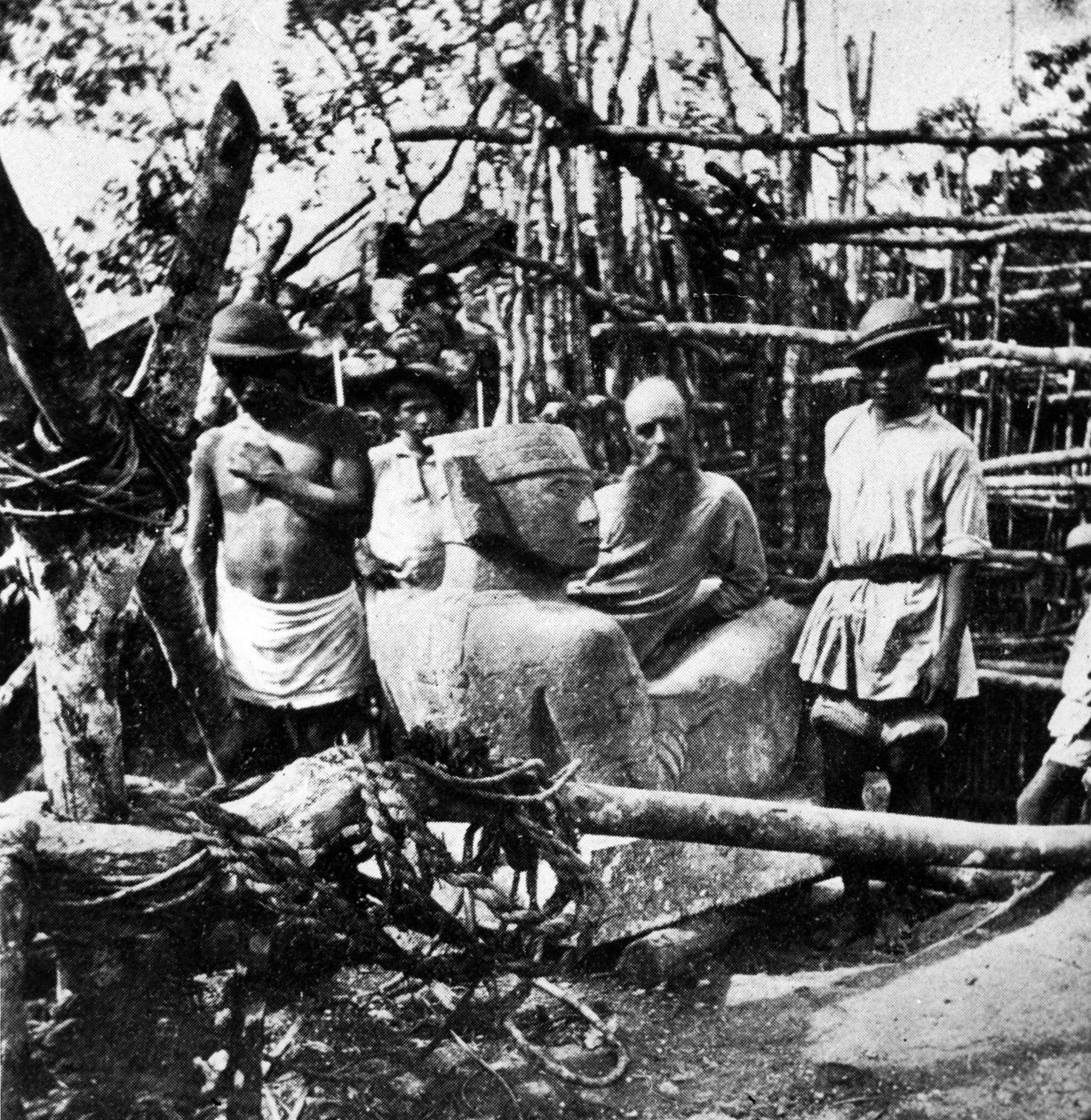 ऑगस्टस द डाइविंग एट चिचेन इट्ज़ा, 1875 (bw फोटो) द्वारा ऐलिस डी। ले प्लज़ोन