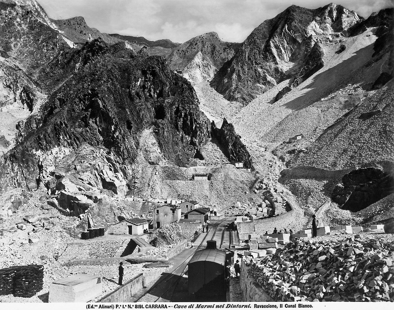 Carrara के पास Ravaccione खदानें (b/w फोटो) द्वारा फ्रेटेली एलिनारी