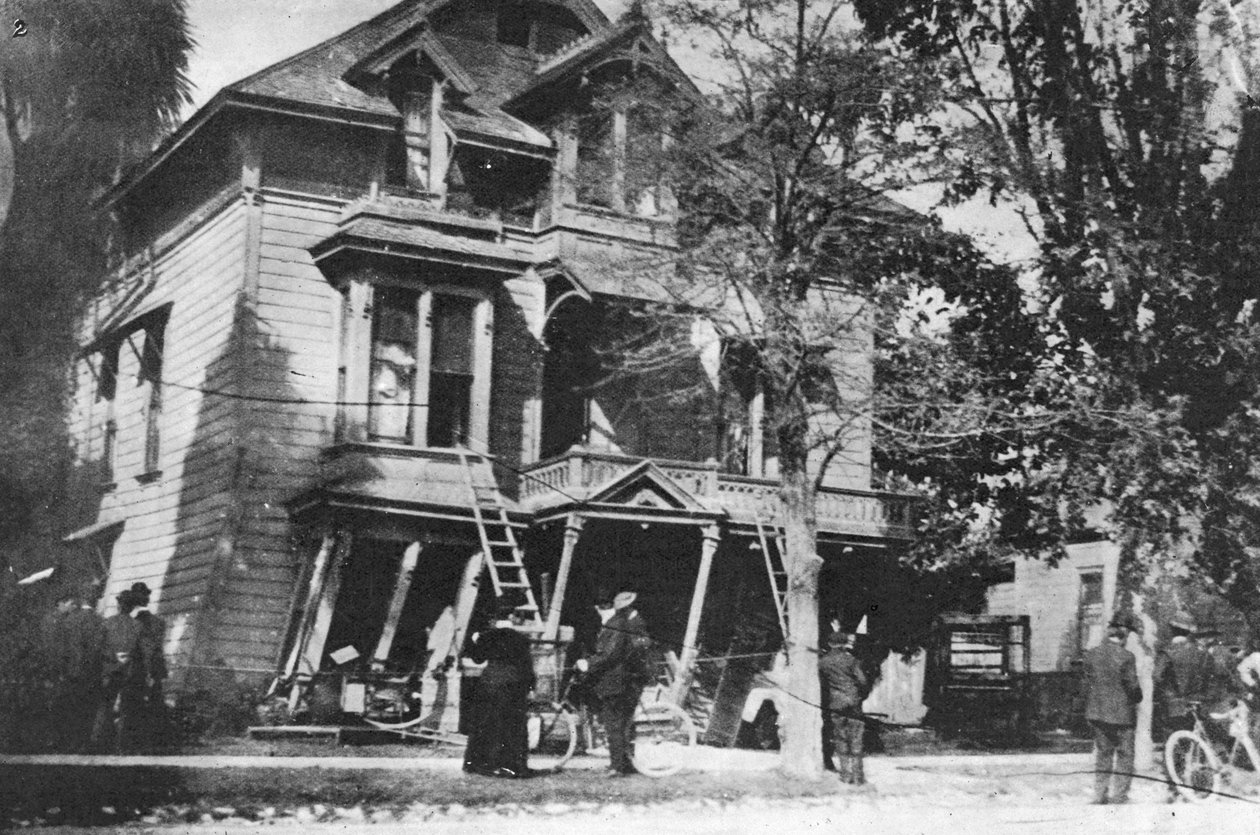 1906 के सैन फ्रांसिस्को भूकंप, 1906 के बाद पतन के कगार पर एक घर द्वारा अमेरिकी फोटोग्राफर
