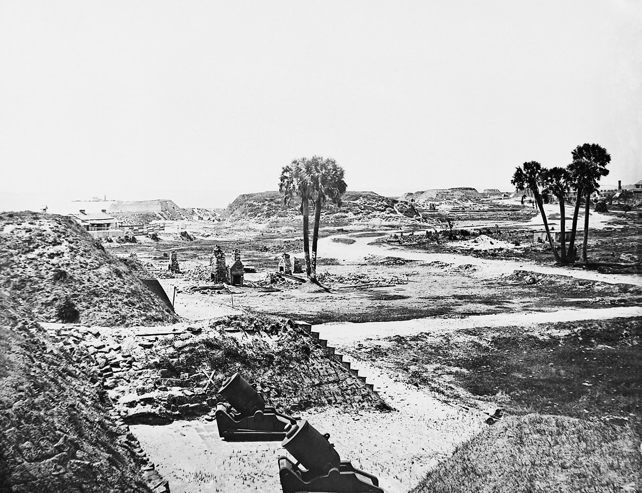 सुल्लिवंस द्वीप, चार्ल्सटन हार्बर, दक्षिण कैरोलिना, 1865 में फोर्ट मुल्स्ट्री के पास खाली मोर्टार और खाली संघटित किलेबंदी द्वारा अमेरिकी फोटोग्राफर