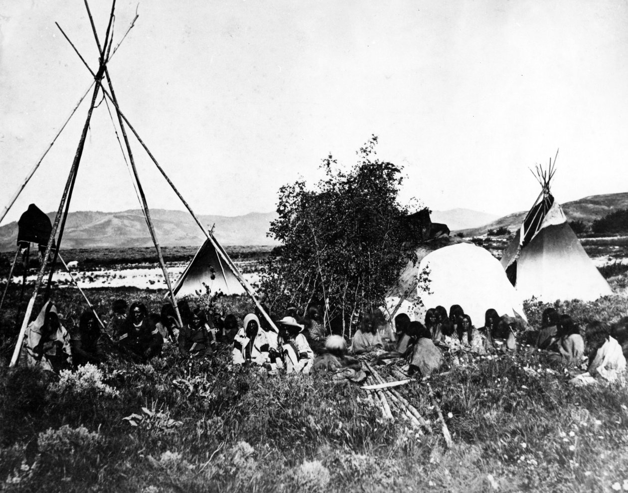 Teepees के साथ अमेरिकी भारतीय, c.1870s द्वारा अमेरिकी फोटोग्राफर