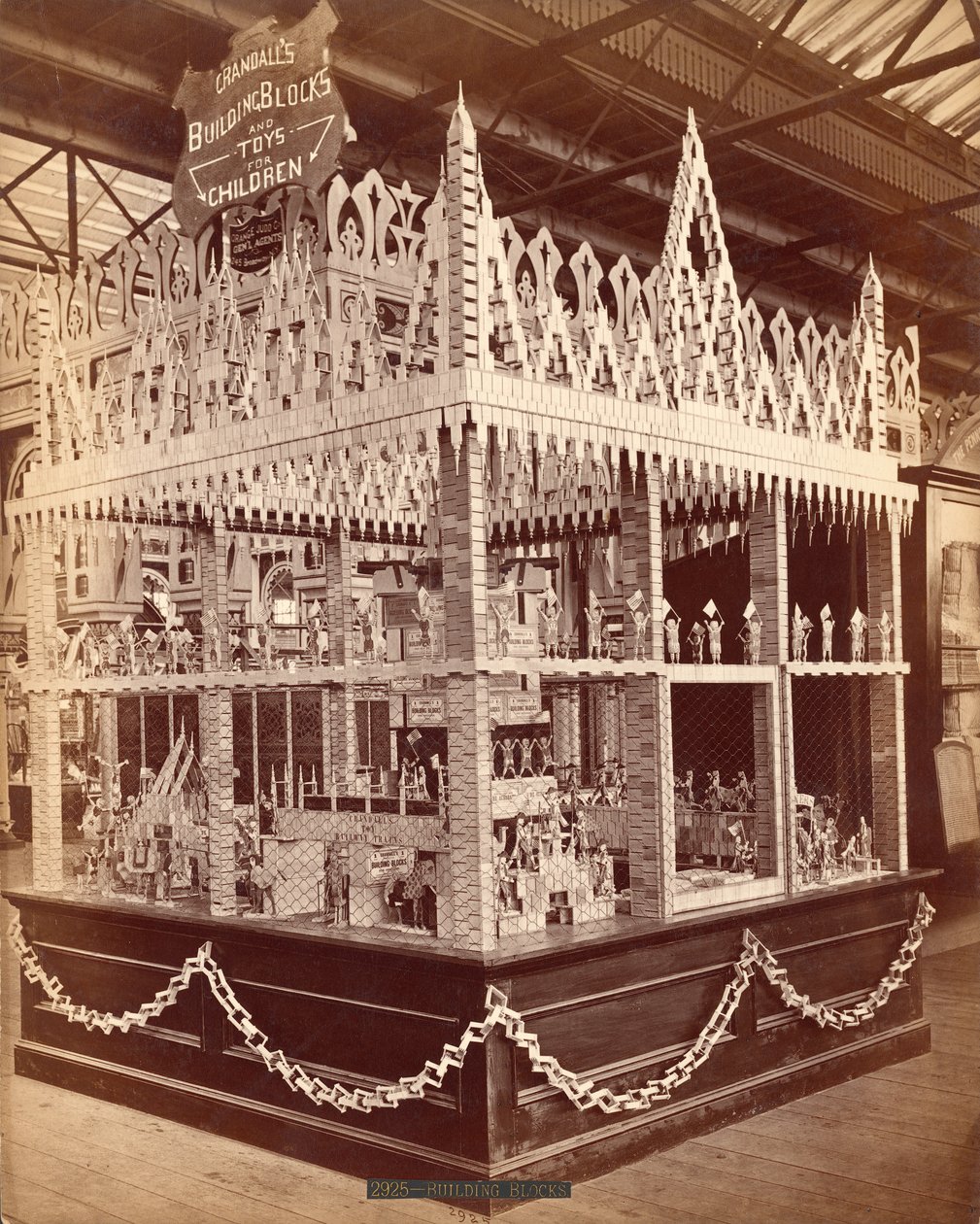 1876 ई। के शताब्दी प्रदर्शनी में क्रैन्डल्स बिल्डिंग ब्लॉक्स प्रदर्शित द्वारा अमेरिकी फोटोग्राफर