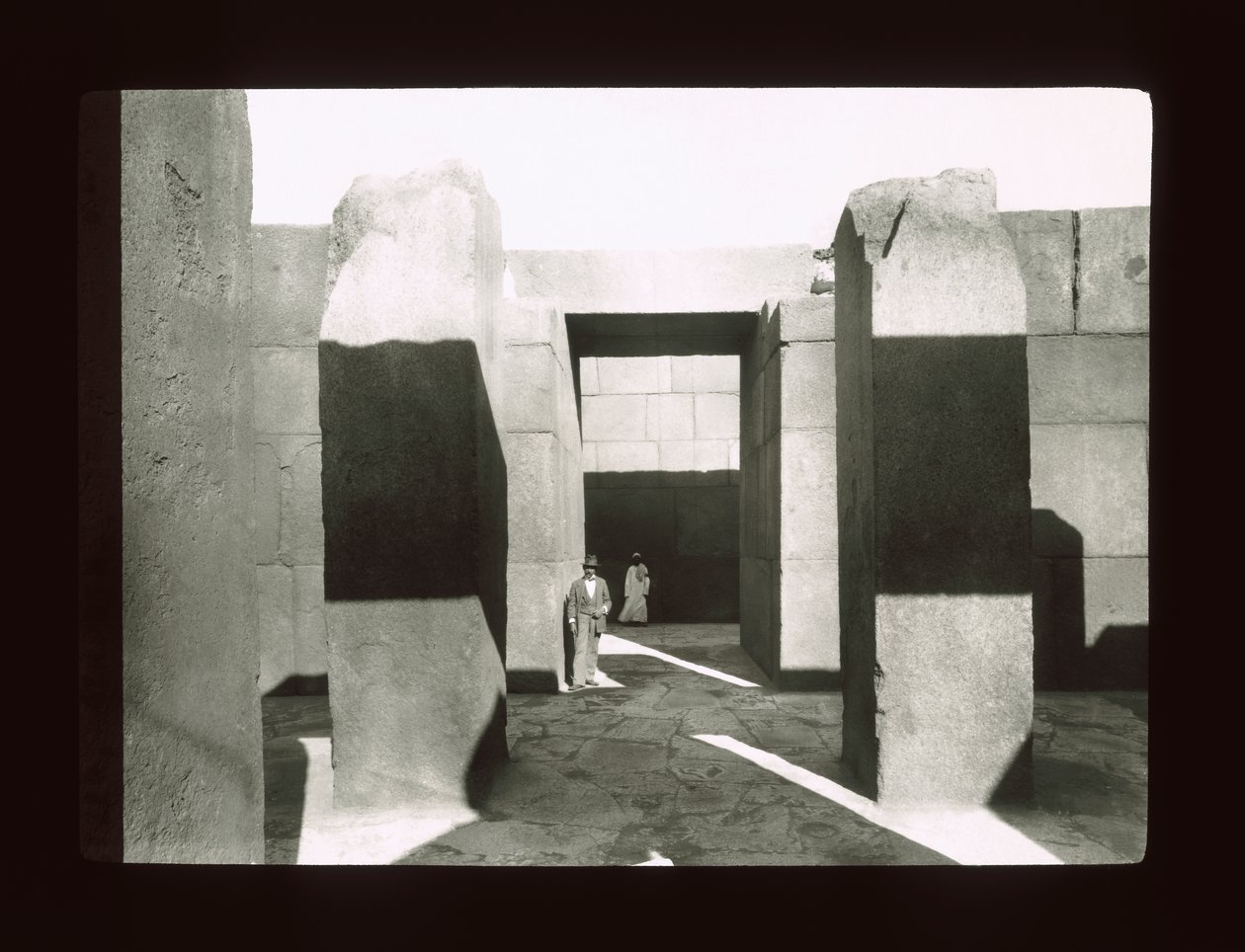 Khephren, Gizeh, 4th Dynasty (लालटेन स्लाइड) के पिरामिड के पास ग्रेनाइट मंदिर द्वारा अमेरिकी फोटोग्राफर