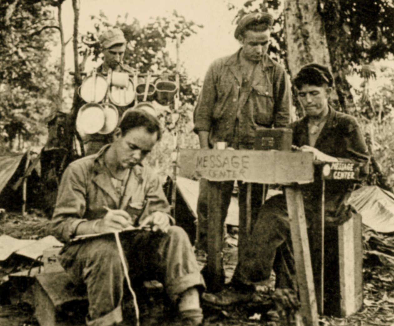 अमेरिकी सैनिकों ने क्रिप्टोग्राफी, तरावा, पापुआ न्यू गिनी, जून 1943 (सीपिया फोटो) सीखी द्वारा अमेरिकी फोटोग्राफर