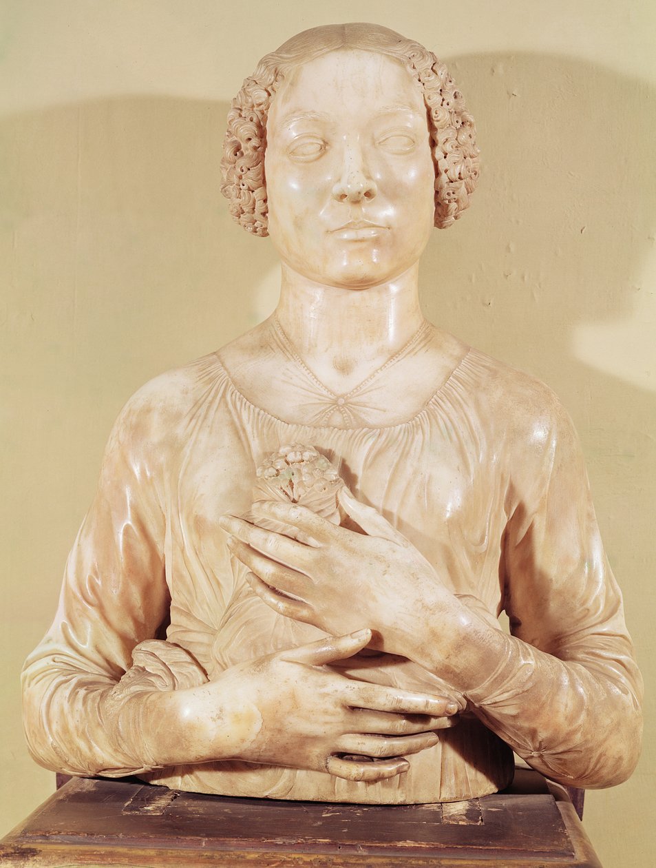 एक गुलदस्ता के साथ महिला, c.1475-80 (संगमरमर) द्वारा एंड्रिया डेल वेरोकियो