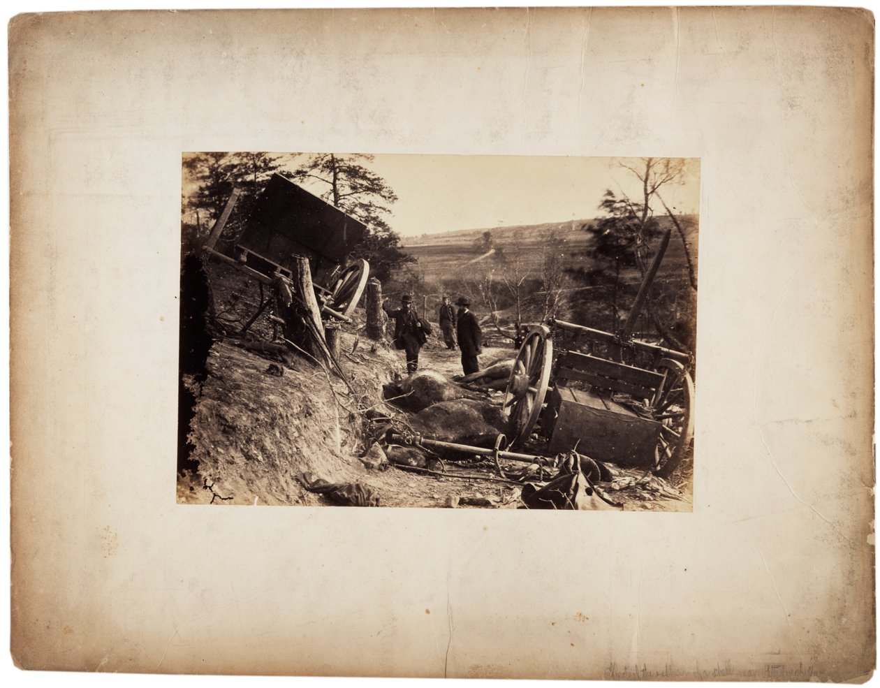 एल्बम का प्रिंट: शेल के विस्फोट का प्रभाव, फ्रेडरिक्सबर्ग, Va।, C.1862 (सीपिया फोटो) द्वारा एंड्रयू जोसेफ रसेल