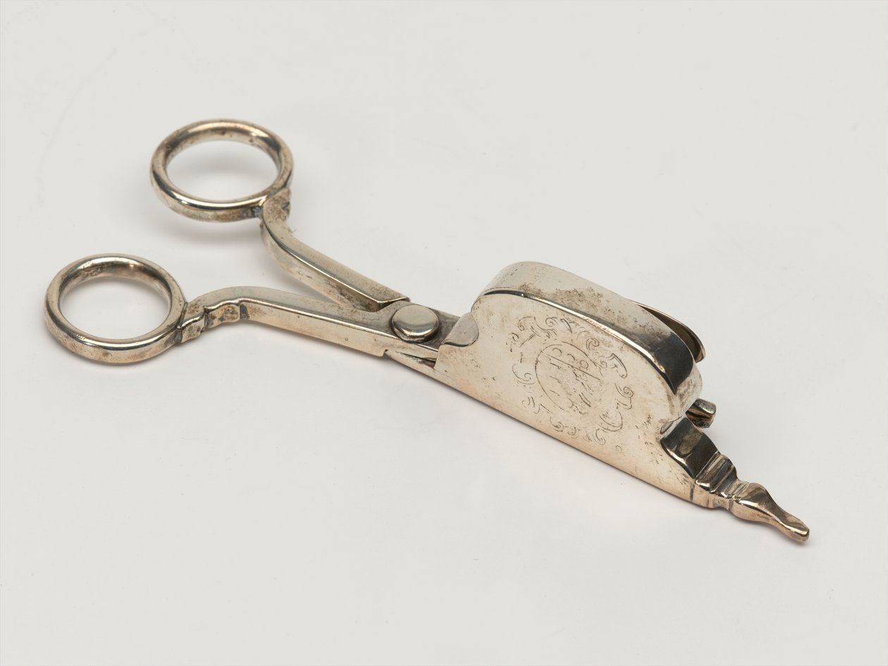 कैंडल स्नफ़र, आयुध बोर्ड, c.1696 (स्नफ़र) द्वारा एंथोनी नेलमे