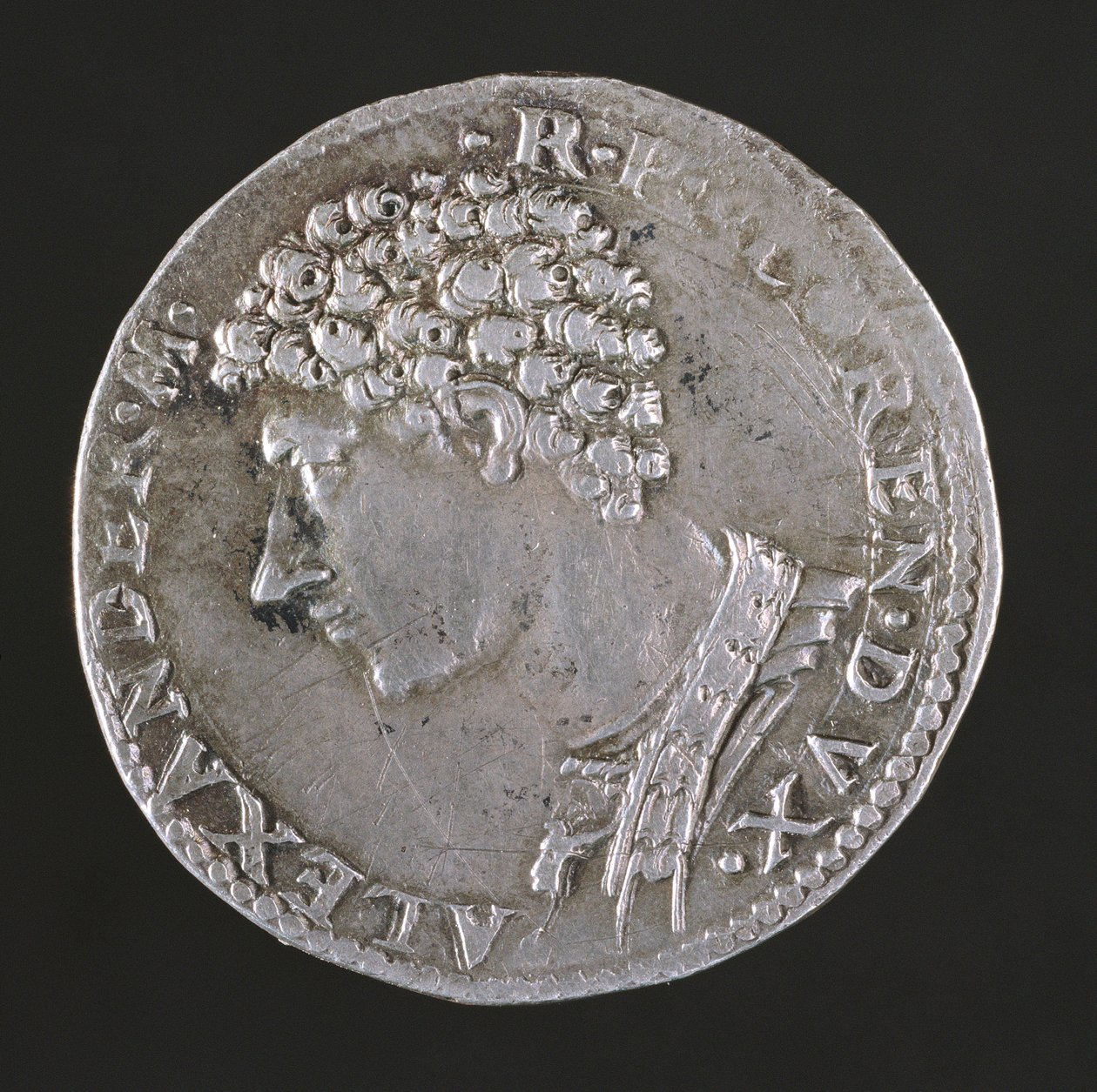 एलेसैंड्रो डी मेडिसी (1511-74) के चांदी के सिक्के का शिलालेख द्वारा बेनवेन्यूटो सेलिनी