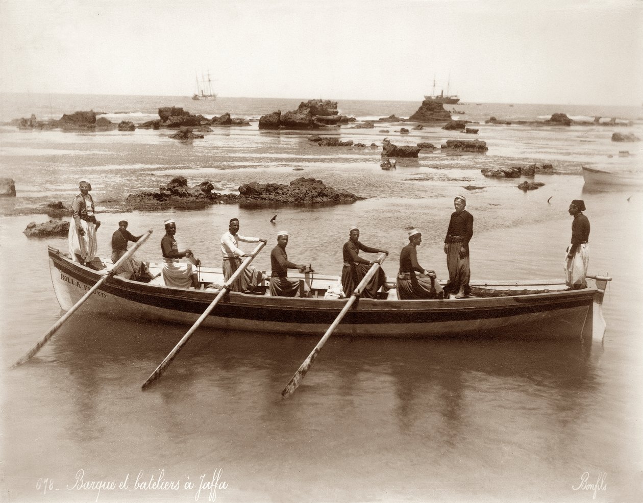 जाफा में नाव और बंदरगाह की चट्टानों का दृश्य, c.1867-96 द्वारा बोनफिल का स्टूडियो