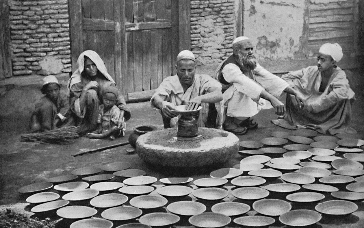 काम पर कश्मीरी कुम्हार, 1902 द्वारा बॉर्न और शेफर्ड