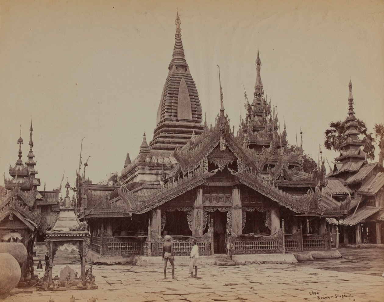 बर्मी मंदिर, मंडालय का आंगन द्वारा ब्रिटिश फोटोग्राफर