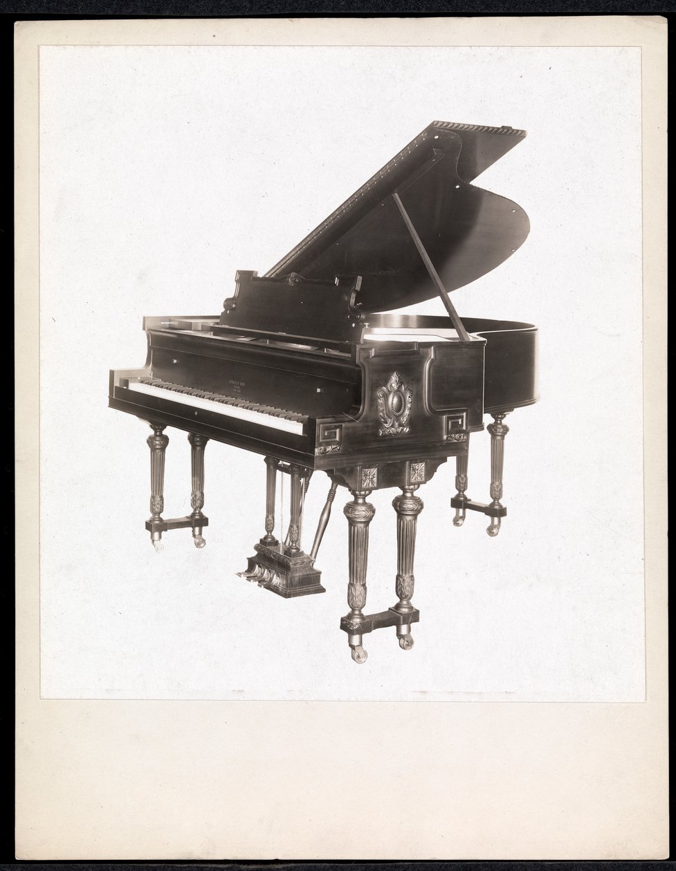1895-1915 (सिल्वर जिलेटिन प्रिंट) के बीच न्यूयॉर्क के क्रैकुअर पियानो कंपनी द्वारा एक पियानो। द्वारा बायरन कंपनी