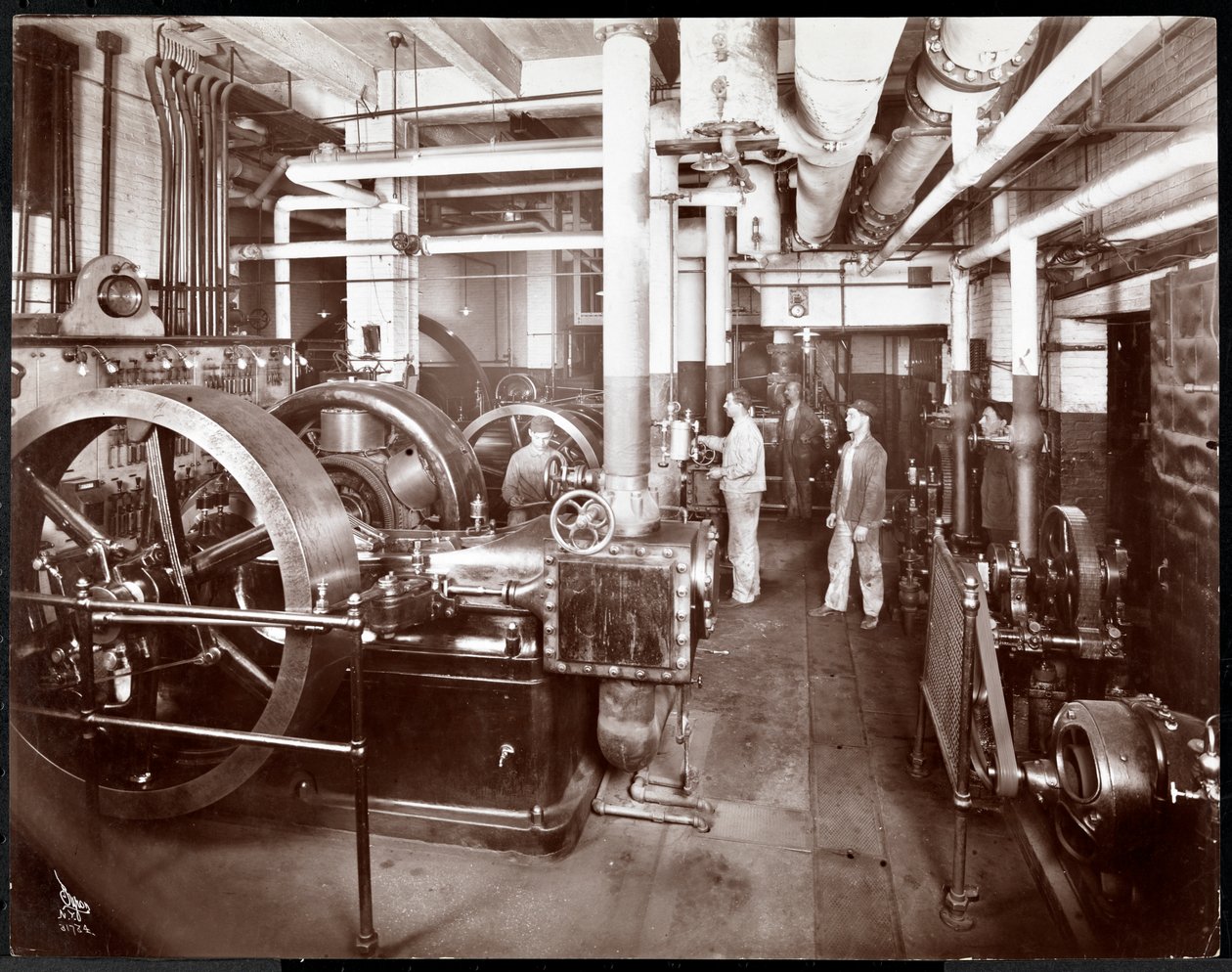 मैककॉल प्रकाशन कंपनी, न्यूयॉर्क में एक प्रेस, 1913 (सिल्वर जिलेटिन प्रिंट) द्वारा बायरन कंपनी