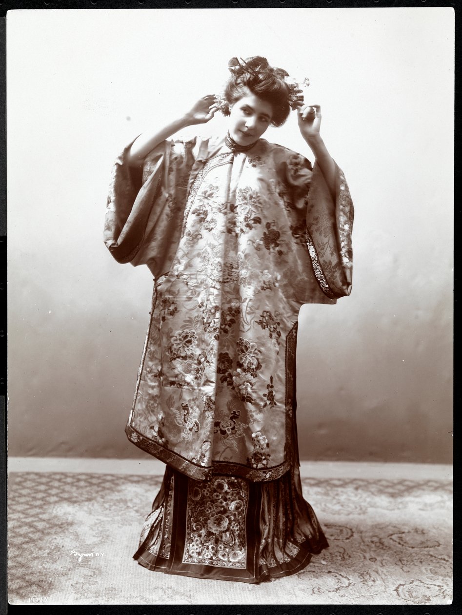 एक महिला जापानी किमोनो, न्यूयॉर्क, 1904 मॉडलिंग करती है (सिल्वर जिलेटिन प्रिंट) द्वारा बायरन कंपनी