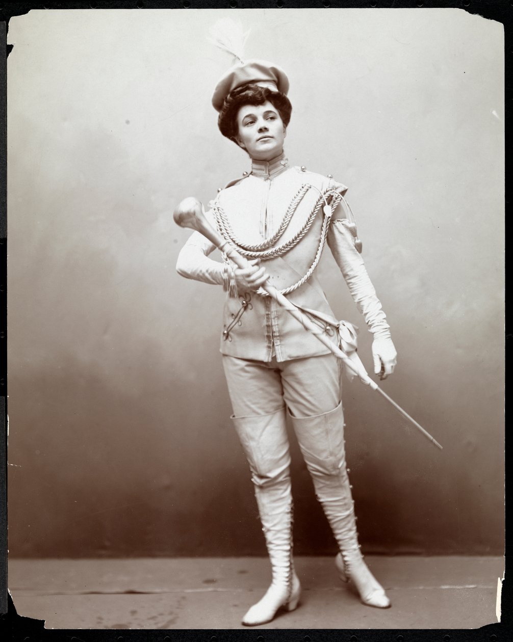 बैंड की वर्दी पहने एक महिला, एक बैटन पकड़े हुए, c.1898 (सिल्वर जिलेटिन प्रिंट) द्वारा बायरन कंपनी