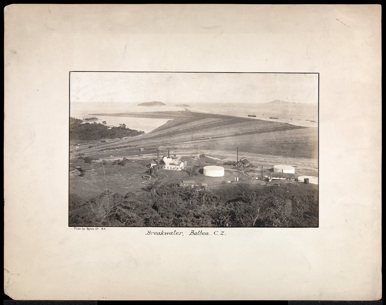 पनामा नहर के प्रशांत प्रवेश द्वार, 1912 या 1913 (सिल्वर लेटिनिन), बलबोआ में एक टूटते पानी का हवाई दृश्य द्वारा बायरन कंपनी
