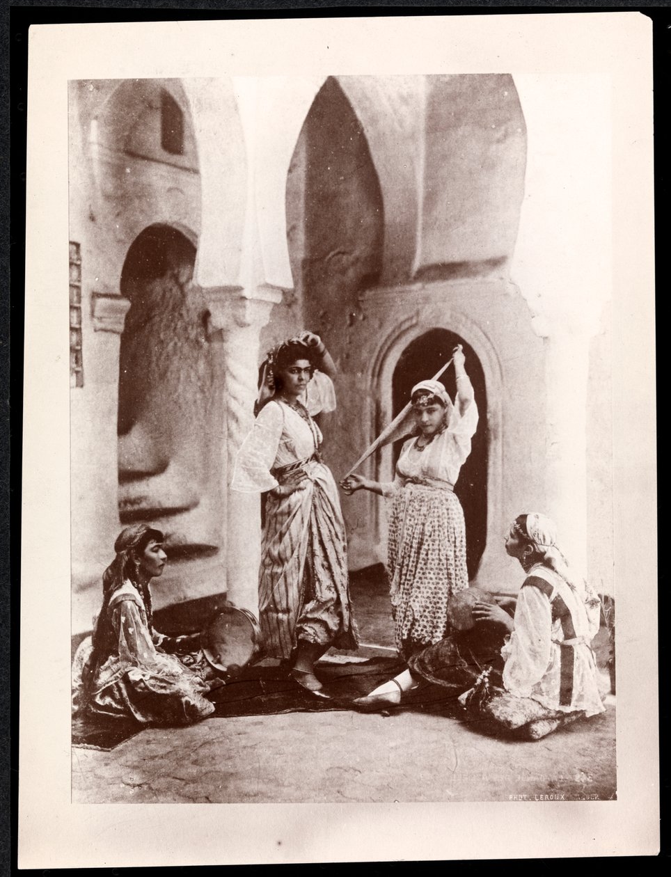 नृत्य लड़कियों और संगीतकार, उत्तरी अफ्रीका, c.1900 (सिल्वर जिलेटिन प्रिंट) द्वारा बायरन कंपनी