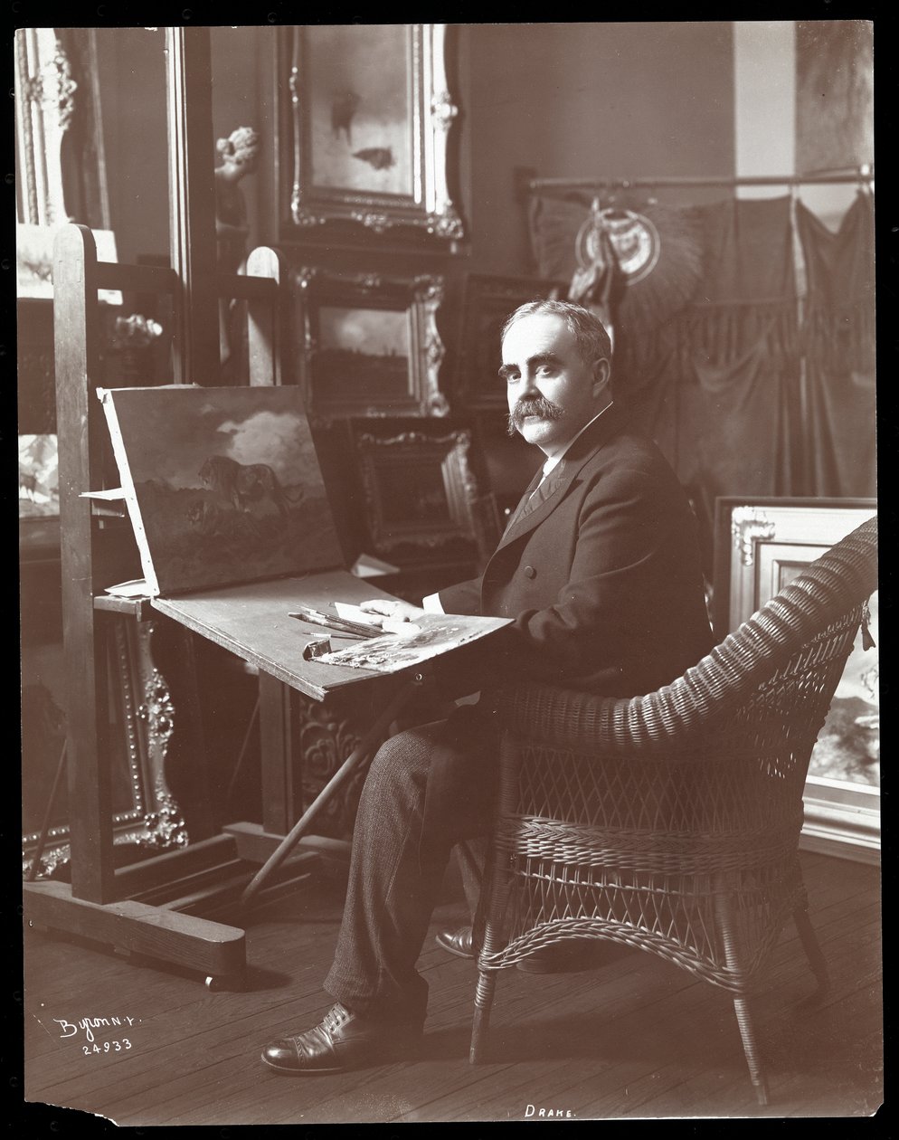 अपने स्टूडियो में ड्रेक इन शेरों की पेंटिंग, प्रगति, न्यूयॉर्क, 1907 (सिल्वर जिलेटिन प्रिंट) द्वारा बायरन कंपनी