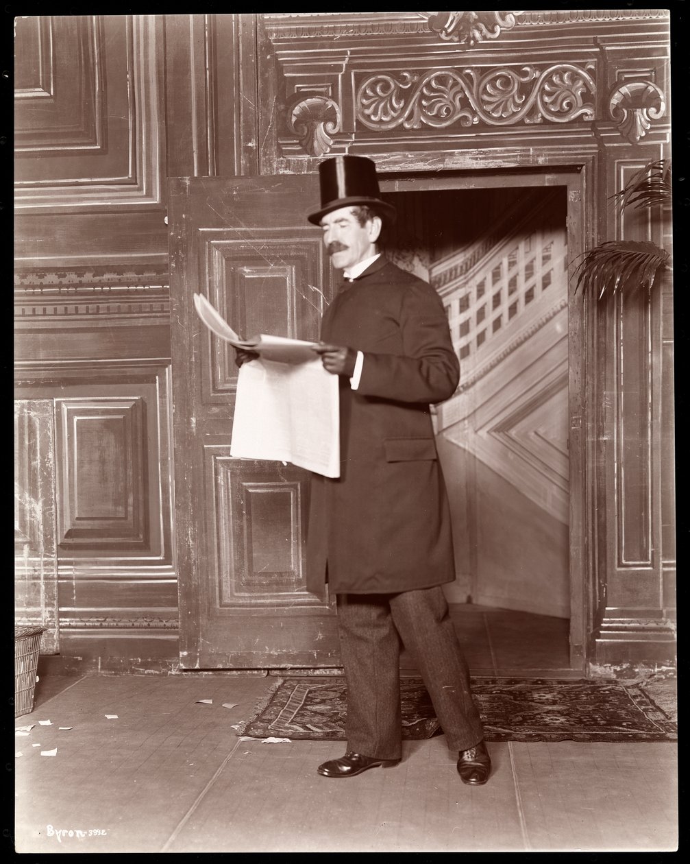 &39;डिटेक्टिव स्टोरी ऑफ द डे&39; का चित्रण, c.1898 (सिल्वर जिलेटिन प्रिंट) द्वारा बायरन कंपनी