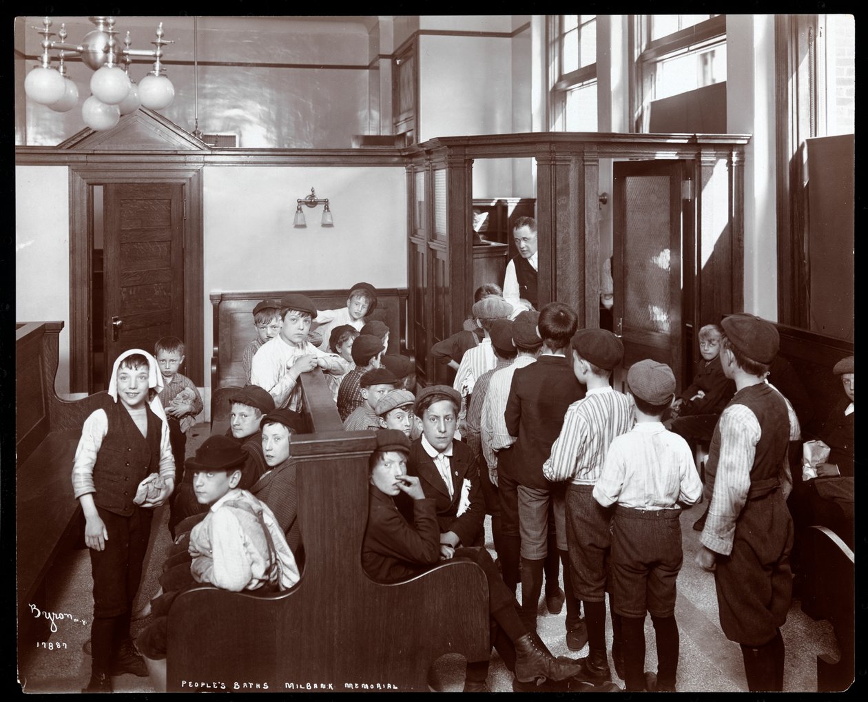 पीपुल्स बाथ, मिलबैंक मेमोरियल, न्यूयॉर्क, 1904 (सिल्वर जिलेटिन प्रिंट) में एक प्रतीक्षालय में लड़कों का आंतरिक दृश्य द्वारा बायरन कंपनी