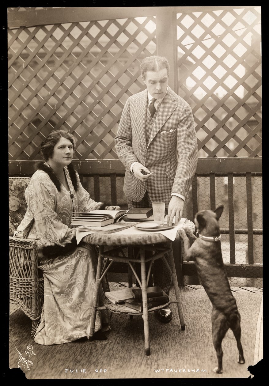 जूली ओपी और विलियम फेवरशम अपने बोस्टन टेरियर के साथ, 1914 (सिल्वर जिलेटिन प्रिंट) द्वारा बायरन कंपनी