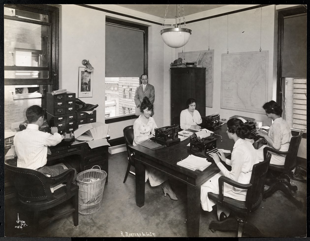 R. Martens und Co. Inc., न्यूयॉर्क, 1916 या 1917 (सिल्वर जिलेटिन प्रिंट) के स्टेनोग्राफर विभाग में काम करने वाले पुरुष और महिलाएं द्वारा बायरन कंपनी