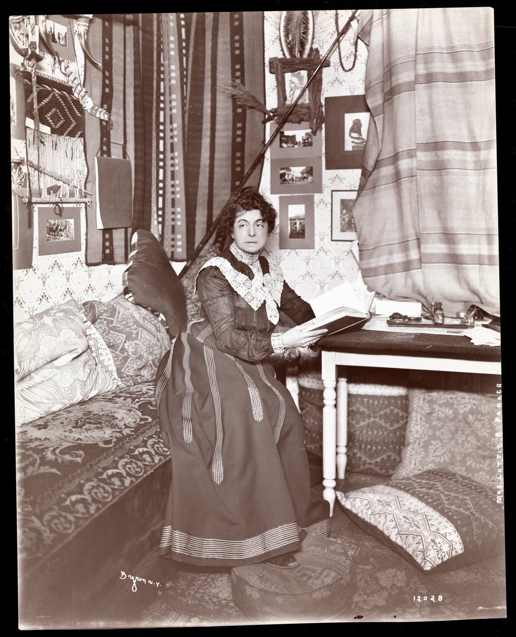 श्रीमती लॉटी बी। पार्कर, 1901 (सिल्वर जिलेटिन प्रिंट) द्वारा बायरन कंपनी