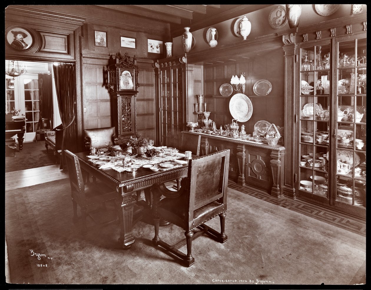 लिलियन रसेल, न्यूयॉर्क, 1904 (सिल्वर जिलेटिन प्रिंट) के निवास का भोजन कक्ष द्वारा बायरन कंपनी