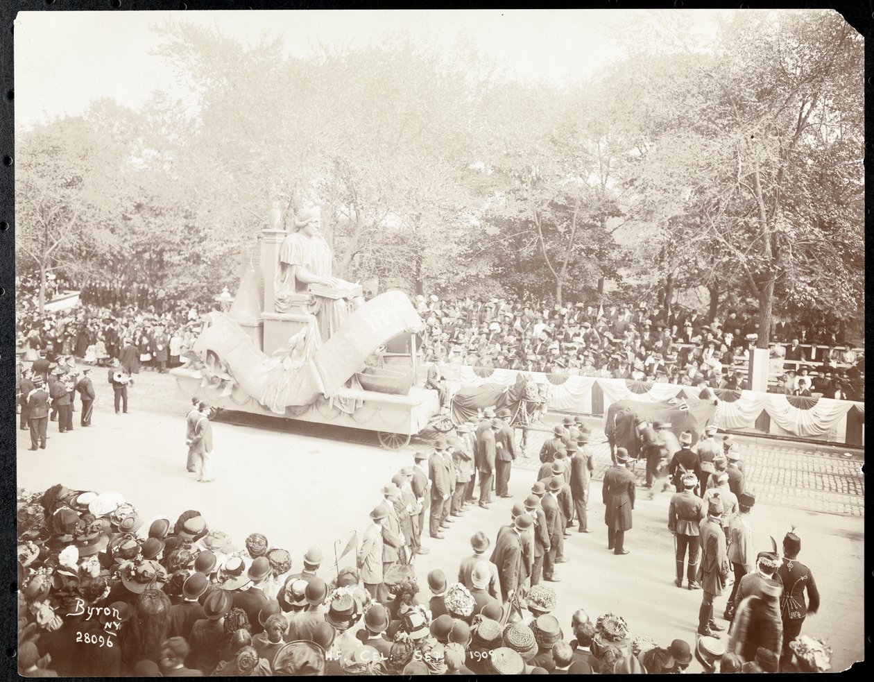 भीड़ का दृश्य और हडसन फुल्टन सेलिब्रेशन, न्यूयॉर्क, 1909 सितंबर (सिल्वर जिलेटिन प्रिंट) की परेड में एक घोड़े पर सवार नाव द्वारा बायरन कंपनी