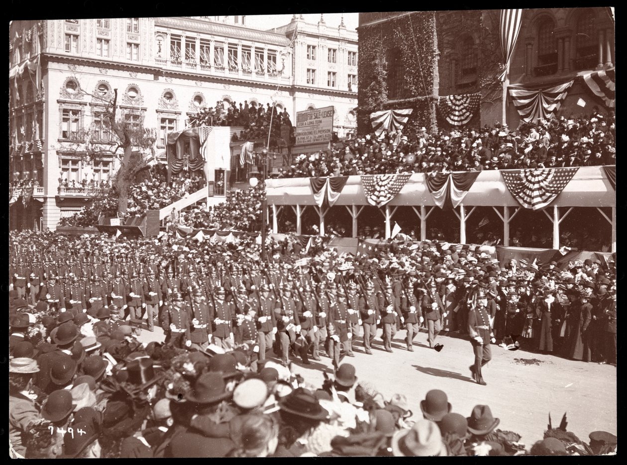 पांचवें एवेन्यू, न्यूयॉर्क, 1899 (सिल्वर लेटिनिन) पर डेवी परेड में भीड़ और एक मार्चिंग सैन्य समूह का दृश्य द्वारा बायरन कंपनी