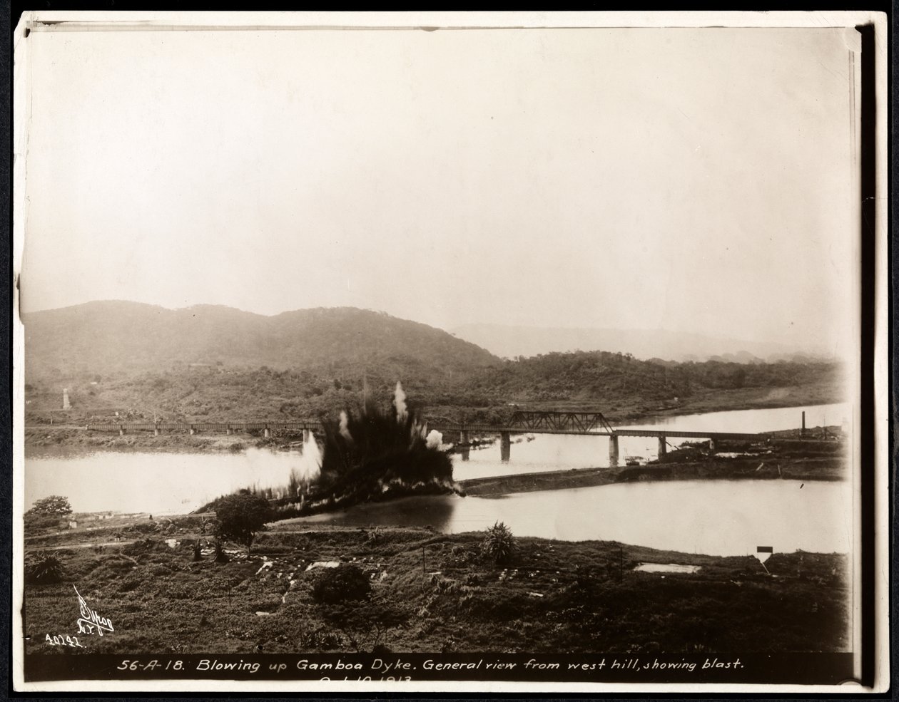 पनामा नहर, 1913 (सिल्वर जिलेटिन प्रिंट) के निर्माण के दौरान गम्बो डाइक को उड़ाने से विस्फोट का दृश्य द्वारा बायरन कंपनी